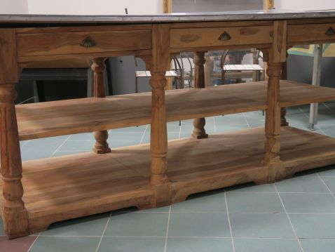 Grand comptoir d'artisan en bois naturel, deux plateaux, trois tiroirs