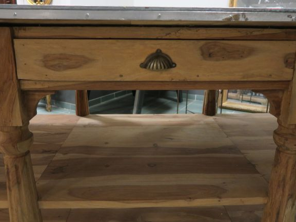 Grand comptoir d'artisan en bois naturel, deux plateaux, trois tiroirs