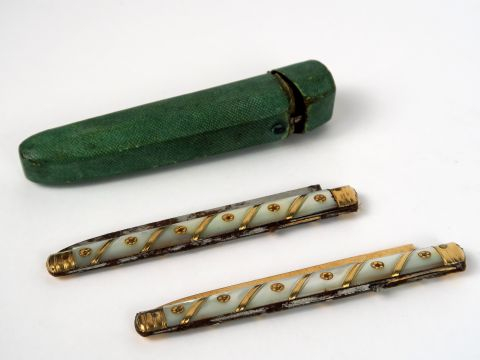Dans leur étui en galuchat, deux couteaux Louis XVI en vermeil, nacre 