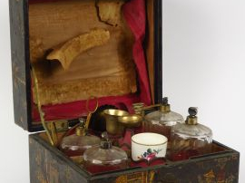 Coffret à odeurs fin XVIIIème, boite en bois laqué à décor de style Ex