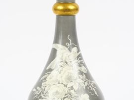 SEVRES. Vase en porcelaine, à décor en grisaille d'oiseaux et de roses