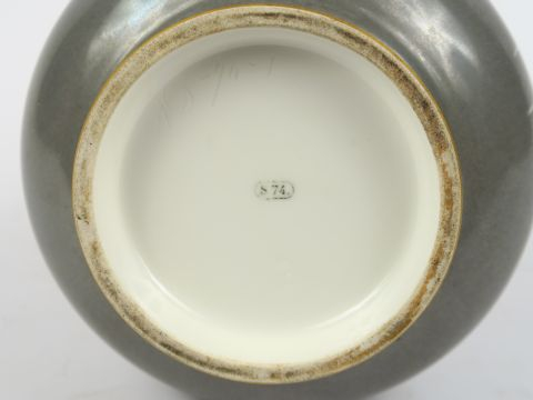 SEVRES. Vase en porcelaine, à décor en grisaille d'oiseaux et de roses