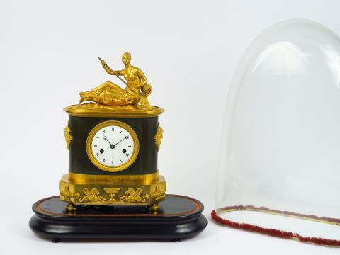 Pendule borne Empire en bronze et bronze doré, surmontée d'une allégor