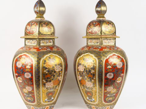 Paire de potiches couvertes XIXème en porcelaine d'Imari, à décor de f