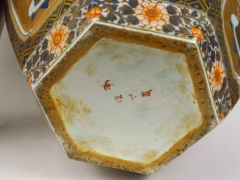 Paire de potiches couvertes XIXème en porcelaine d'Imari, à décor de f