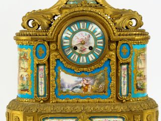 Vente aux enchères Pendule Napoléon III de style Louis XVI en bronze ciselé et doré, orné