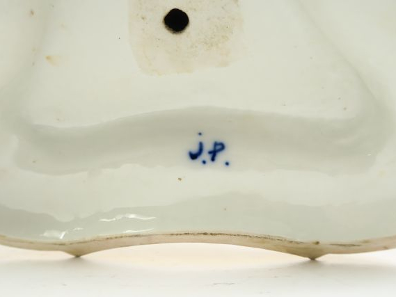 Jacob PETIT. Grand brûle parfum en porcelaine polychrome à décor de bo