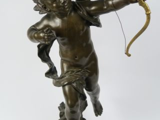 Auguste MOREAU "Première flèche".  Sculpture en bronze à patine brune.