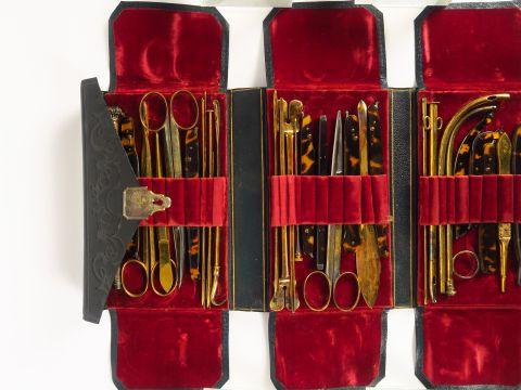 Trousse de chirurgien XIXe en métal doré et écaille blonde, dans son é