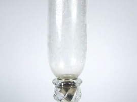 BACCARAT. Photophore en cristal gravé à décor de feuillage. H. : 42 cm