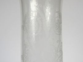 BACCARAT. Photophore en cristal gravé à décor de feuillage. H. : 42 cm