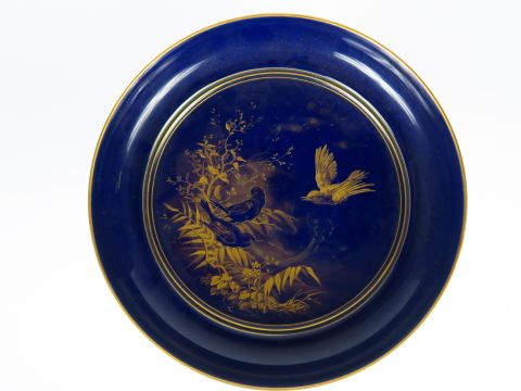 SEVRES. Grande coupe sur piedouche en porcelaine à décor de liserés, d