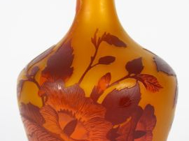 MULLER FRERES. Vase en verre à décor gravé en camée à l'acide de fleur