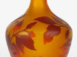 MULLER FRERES. Vase en verre à décor gravé en camée à l'acide de fleur