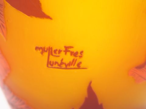MULLER FRERES. Vase en verre à décor gravé en camée à l'acide de fleur