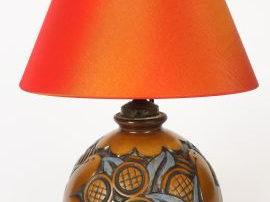 MOUGIN. Vase boule Art Déco monté en lampe en grès polychrome à décor 