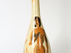 VALLAURIS. Vase soliflore en faïence émaillée, à décor de couple de pe