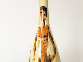 VALLAURIS. Vase soliflore en faïence émaillée, à décor de couple de pe
