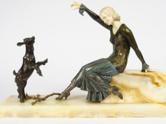 Vente aux enchères H. MOLINS. 'Jeune femme au chevreau'. Statue chryséléphantine. Signée.