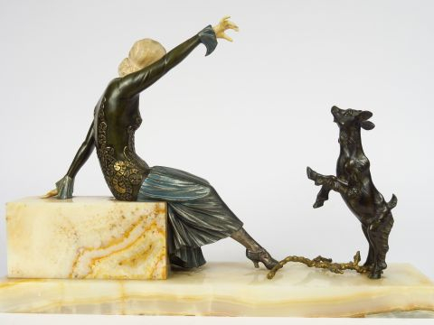 H. MOLINS. 'Jeune femme au chevreau'. Statue chryséléphantine. Signée.