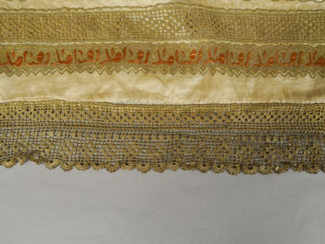 Dessus de table en gaze de soie  greige (doublure coton ) ourlée de de