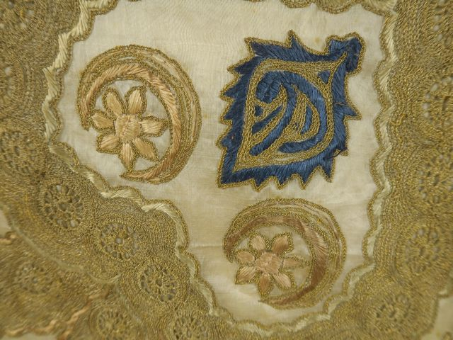 Dessus de table en gaze de soie  greige (doublure coton ) ourlée de de