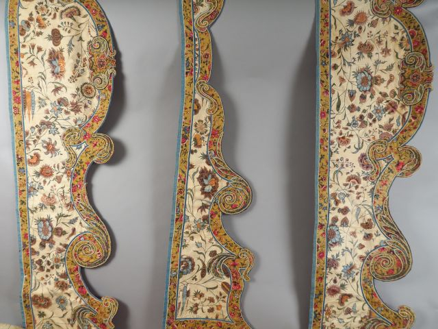 Lot de très beaux documents : dépouilles de deux lits. Toiles peintes,