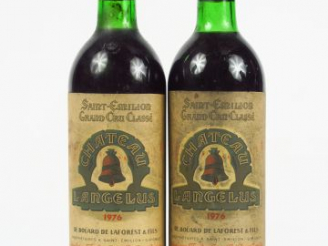Vente aux enchères 2 BOUTEILLES CHÂTEAU L'ANGELUS GCC ST EMILION - 1976 - BG/1 EF/CAPS A