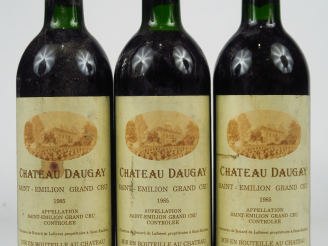 Vente aux enchères 3 BOUTEILLES CHÂTEAU DAUGAY ST EMILION GC - 1985 - BG