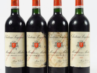 Vente aux enchères 4 BOUTEILLES CHÂTEAU POUJEAUX MOULIS - 1988 - BG/EA