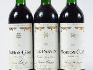Vente aux enchères 3 BOUTEILLES BARON PHILIPPE DE ROTHSCHILD  : 2 MOUTON CADET 1982 BG - 