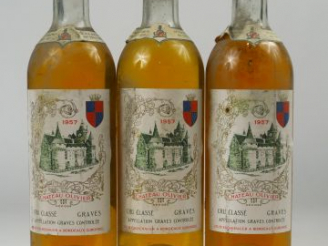 Vente aux enchères 3 BOUTEILLES CHÂTEAU OLIVIER CC GRAVES L. ESCHENAUER - 1957 - BG/BLS