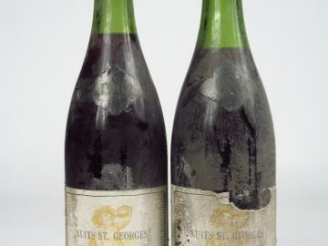 Vente aux enchères 2 BOUTEILLES NUITS ST GEORGES ROSSIGNEUX - 1962 - 1 à 3 CM/1 à 4,5 CM/