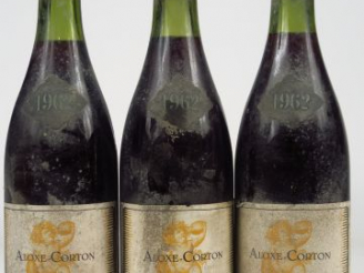 Vente aux enchères 3 BOUTEILLES ALOXE CORTON ROSSIGNEUX - 1962 - 3 CM/BS/ES