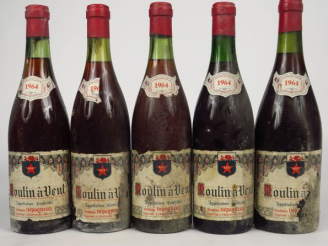 Vente aux enchères 5 BOUTEILLES MOULIN A VENT A. DEPAGNEUX - 1964 - 3 CM/BS/EA