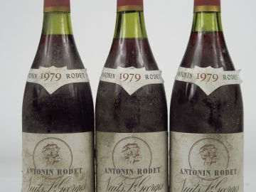 3 BOUTEILLES NUITS ST GEORGES A. RODET - 1979 - 1 à 2 CM/1 à 2,5 CM/1 