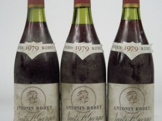 Vente aux enchères 3 BOUTEILLES NUITS ST GEORGES A. RODET - 1979 - 1 à 2 CM/1 à 2,5 CM/1 