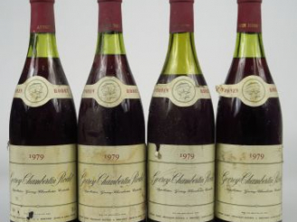 Vente aux enchères 4 BOUTEILLES GEVREY CHAMBERTIN A. RODET - 1979 - 3 à 3 CM/1 à 5 CM/BLS