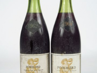 Vente aux enchères 2 BOUTEILLES POMMARD ROSSIGNEUX : 1 de 1962 à 4 CM/1 de 1964 à 4 CM/BL