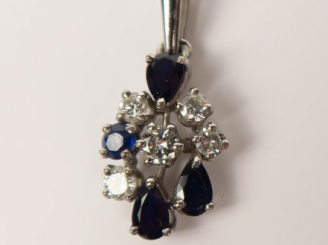 Vente aux enchères Pendentif en or blanc, serti de saphirs taillés en goutte, et de brill