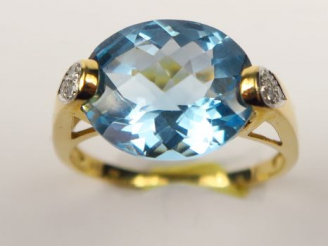 Vente aux enchères Bague sertie d'une pierre bleue facetée, monture en or ornée de petite