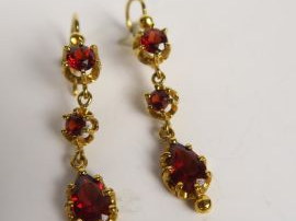 Vente aux enchères Paire de boucles d’oreilles en or jaune à chute de trois grenats. Poid