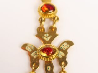 Vente aux enchères Pendentif en or jaune émaille figurant le saint Esprit, orné de citrin