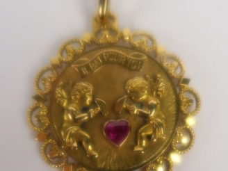 Vente aux enchères Médaillon pendentif en or, orné de deux chérubins mécanisés tapant ave