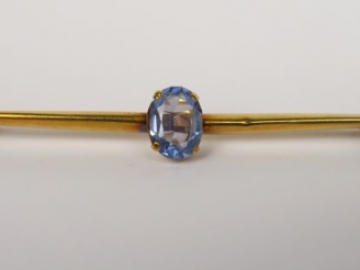 Vente aux enchères Broche barrette en or jaune ornée d’une pierre de couleur. Poids tel :