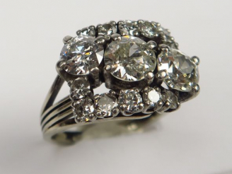 Vente aux enchères Bague ornée de trois diamants taille ancienne, de 0,60 carats environ 