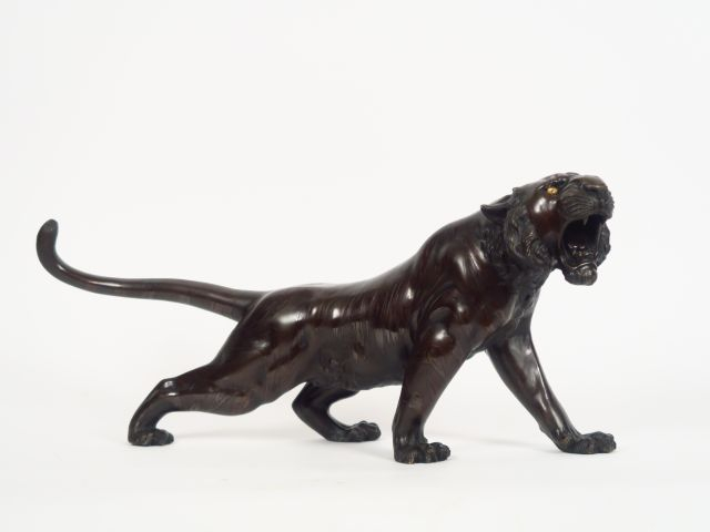 Sculpture XIXème en bronze du Japon "Tigre rugissant" Signée.  H. 24,5