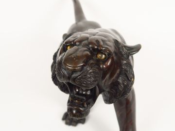 Sculpture XIXème en bronze du Japon "Tigre rugissant" Signée.  H. 24,5