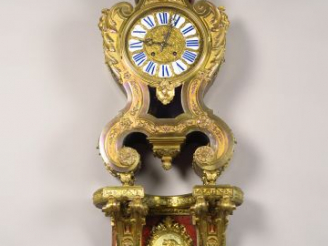 Vente aux enchères Cartel de style Louis XIV en écaille de tortue rouge et bronze doré à 
