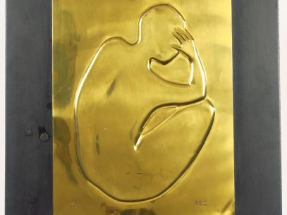 BEZ "Nu de dos" Bas relief en laiton repoussé. Signé et numéroté 14/10